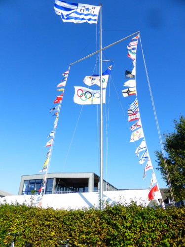Volle Beflaggung am Bootshaus des RCGD